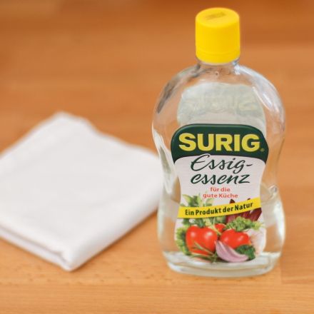 Glanzstellen vom Bügeln mit Essigtuch entfernen