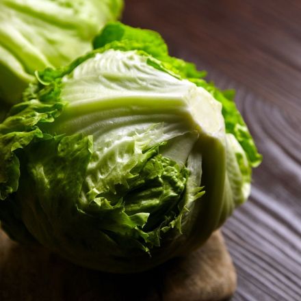 Strunk von Eisbergsalat ganz einfach entfernen