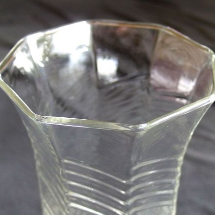 Kalkränder in Glasvasen vorbeugen mit abgekochtem Blumenwasser