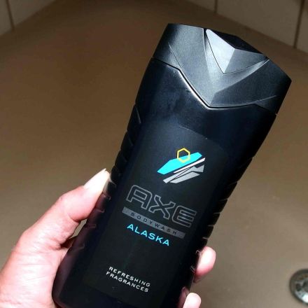 Dusch- und Badewanne mit Shampoo/Duschgel reinigen