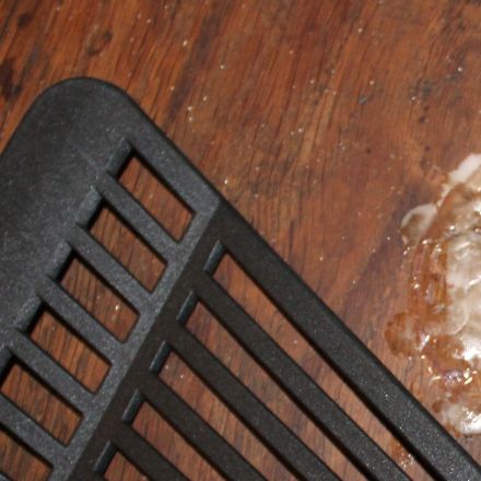 Wachsflecken mit Teflon-Pfannenheber von Parkett entfernen