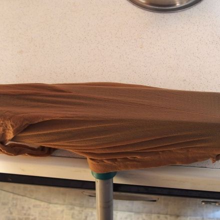 Perlonstrumpf als Staubtuch