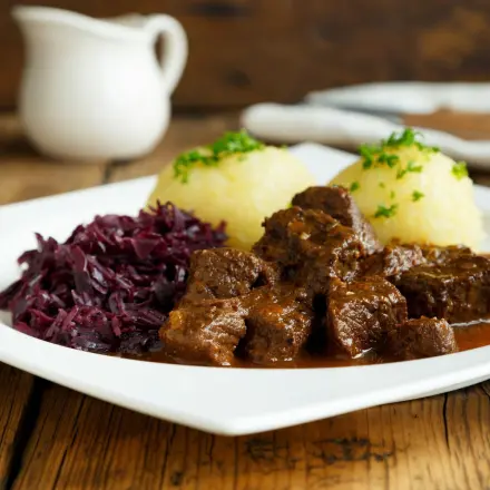 Hirschgulasch mit Lebkuchen-Schokoladen-Rotweinsoße