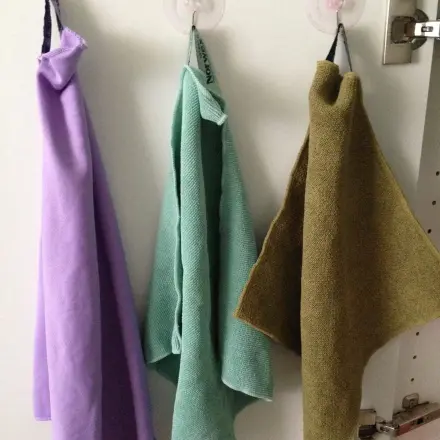 Saugnäpfe hängen fest mit Spülmittel