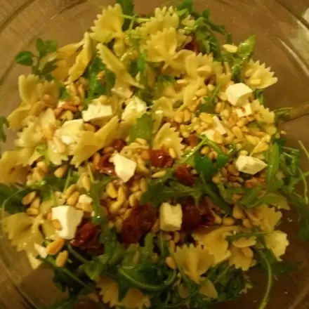 Mediterraner Nudelsalat mit Rucola