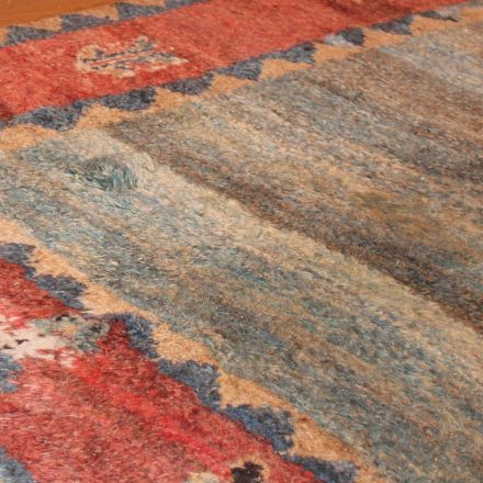 Ölflecken auf dem Teppich mit Öl-Handreiniger entfernen