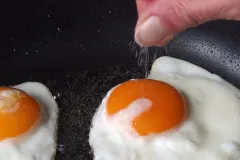 Spiegelei richtig gew&uuml;rzt