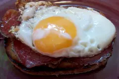 Strammer Max (dunkle Brotscheiben mit Salami und Setzei)