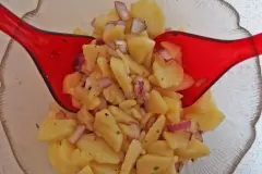 So wird der Kartoffelsalat schw&auml;bisch
