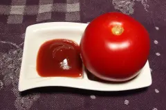 Ketchup/Tomatenso&szlig;e gegen Gr&uuml;nstich im Haar