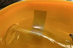 Aufkleber, Klebereste, Etiketten usw. mit Orangenreiniger entfernen