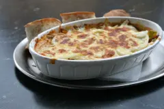 Gyros in Metaxaso&szlig;e mit K&auml;se &uuml;berbacken