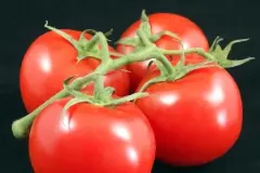 Frische Tomaten sch&auml;len