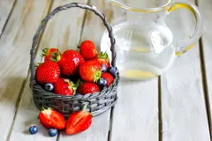 Obstflecken mit kochendem Wasser entfernen