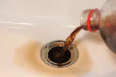 Abfluss verstopft? Cola!