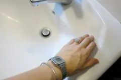 Metallische Kratzer in Keramikwaschbecken oder WC-Sch&uuml;ssel