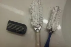 Haarb&uuml;rsten und K&auml;mme mit Rasierschaum reinigen