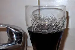 Verstopften Abfluss mit Mentos und Cola durchputzen