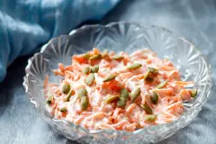 M&ouml;hrensalat mit K&uuml;rbiskernen