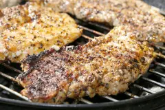 Grillfleisch einlegen in Bier und Zwiebeln