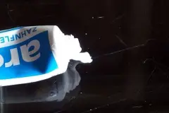 Kratzer auf Glastischen entfernen