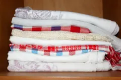Tischdecken stapeln im Schrank