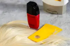 Nagellack aus den Haaren entfernen