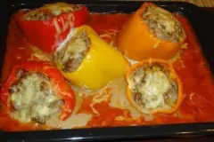 Gef&uuml;llte Paprika mit Tomatenso&szlig;e