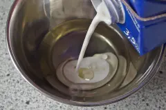 Weiche H&auml;nde und N&auml;gel mit Milch und Oliven&ouml;l