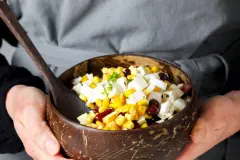 Partysalat mit Bohnen, Mais und Feta