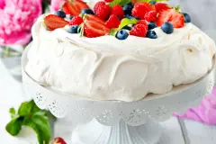Pavlova mit frischen Fr&uuml;chten