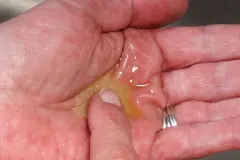 Peeling aus Salz und Oliven&ouml;l selbst herstellen