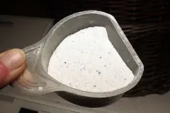 Waschpulver ins Sp&uuml;lbecken