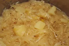 Sauerkraut mit Ananas zu N&uuml;rnberger Bratw&uuml;rstchen