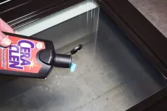 Backofensichtfenster mit Glaskeramikreiniger reinigen