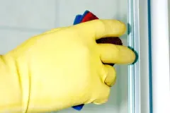 Duschkabine wird tr&uuml;be durch Seifenreste? Edelstahlreiniger!