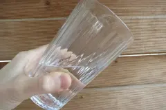 Schluckauf: Wasser verkehrtherum aus dem Glas trinken