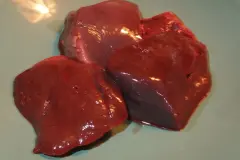 Leber im Fleischwolf mahlen