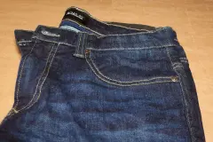 Ausbleichen von neuen Jeans verhindern