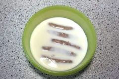 Knusprige Bratwurst mit Milch