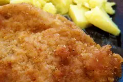 Schnitzel mit Zitronensaft panieren