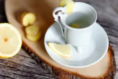 Frischer Ingwertee mit Zitrone