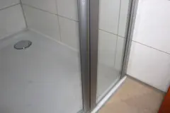 Gegen hartn&auml;ckige Kalkflecken auf Glas-Duschkabinen