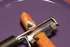 W&uuml;rstchen abpellen f&uuml;r Kinder