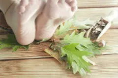 Eichenrinden-Fu&szlig;bad gegen Schwei&szlig;f&uuml;&szlig;e