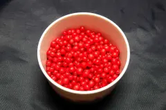 Fruchts&auml;urepeeling selbstgemacht mit roten Johannisbeeren