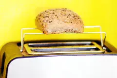 Alte Br&ouml;tchen mit dem Toaster aufbacken