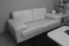 Wei&szlig;es Glattledersofa reinigen und pflegen