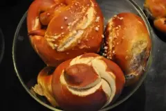 Laugenbrezeln mit echter Lauge gemacht