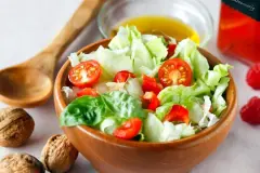 Salatdressing mit Himbeeressig und Walnuss&ouml;l
